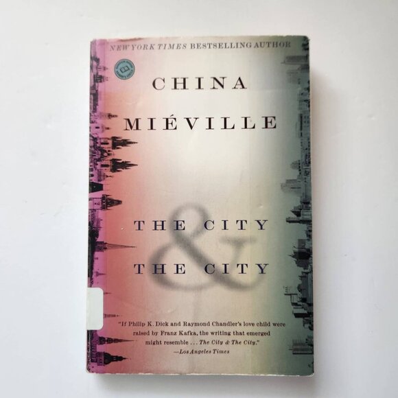 China Miéville "The City & The City" Paperback Book - Picture 1 of 10